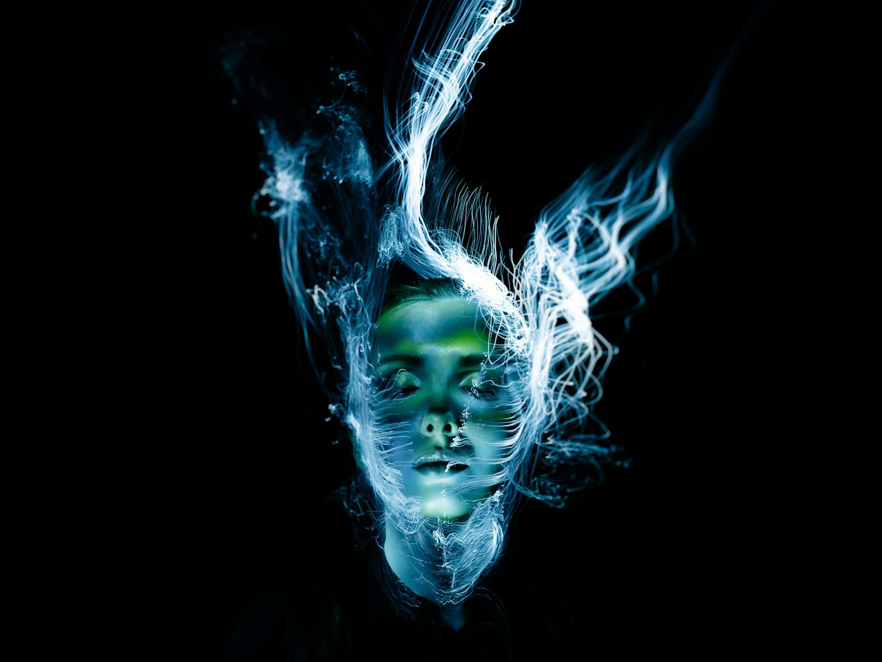 Kobieta w portrecie z abstrakcyjnymi, eterycznymi efektami świetlnymi