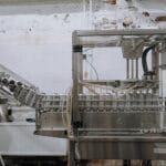 Automatyczna linia pakowania aluminiowych puszek w nowoczesnej fabryce