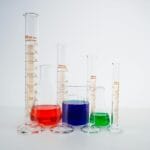 Kolorowe odczynniki w szklanej aparaturze laboratoryjnej do eksperymentów