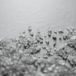 Makrofotografia ziaren soli kamiennej tworzących chropowatą strukturę