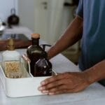 Mężczyzna układa środki czystości w nowoczesnej kuchni