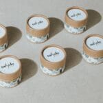 Minimalistyczne, ekologiczne opakowania kosmetyków na białym tle