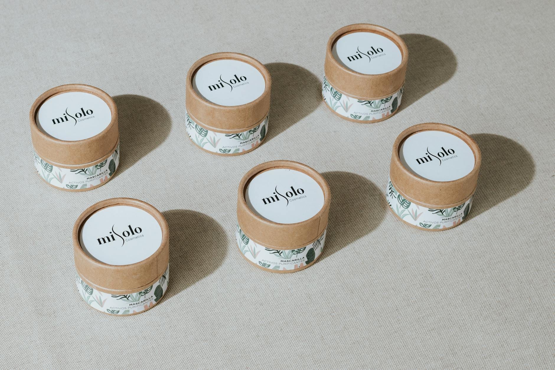 Minimalistyczne, ekologiczne opakowania kosmetyków na białym tle