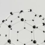 Model cząsteczki z czarnymi i białymi wiązaniami na jasnym tle