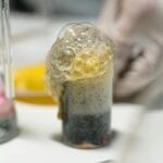 Pieniąca się reakcja chemiczna w probówce laboratoryjnej