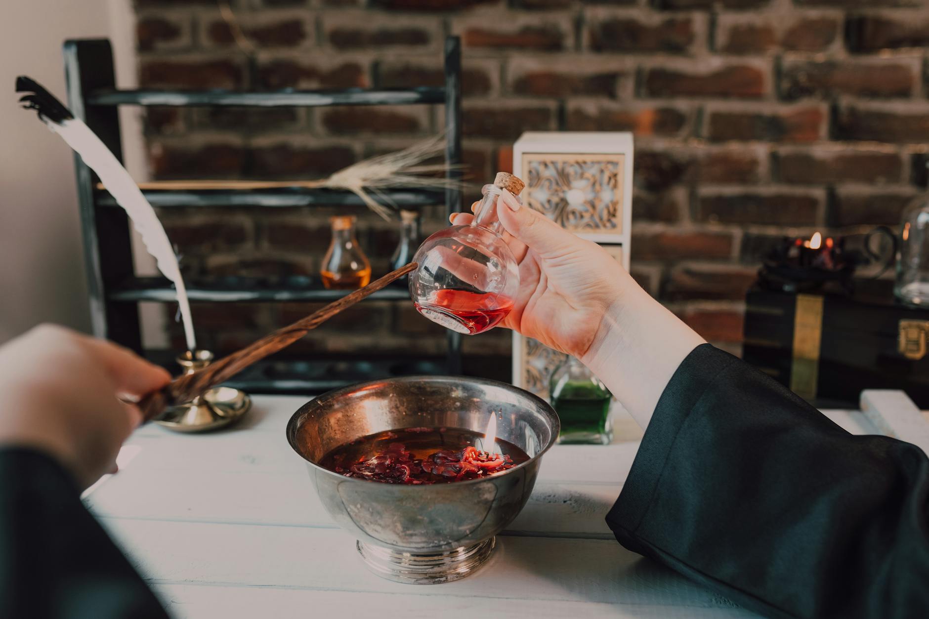 Chemia w aptece średniowiecznej: eliksiry, destylaty i pierwsze receptury Ręce przygotowujące eliksir w kolbie w średniowiecznej pracowni chemicznej