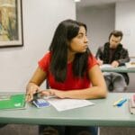 Studenci piszą sprawdzian z chemii w szkolnej sali