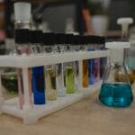 Kolorowe probówki i kolby w laboratorium chemicznym