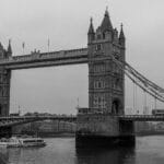 Czarno-białe zdjęcie mostu Tower Bridge nad Tamizą w Londynie