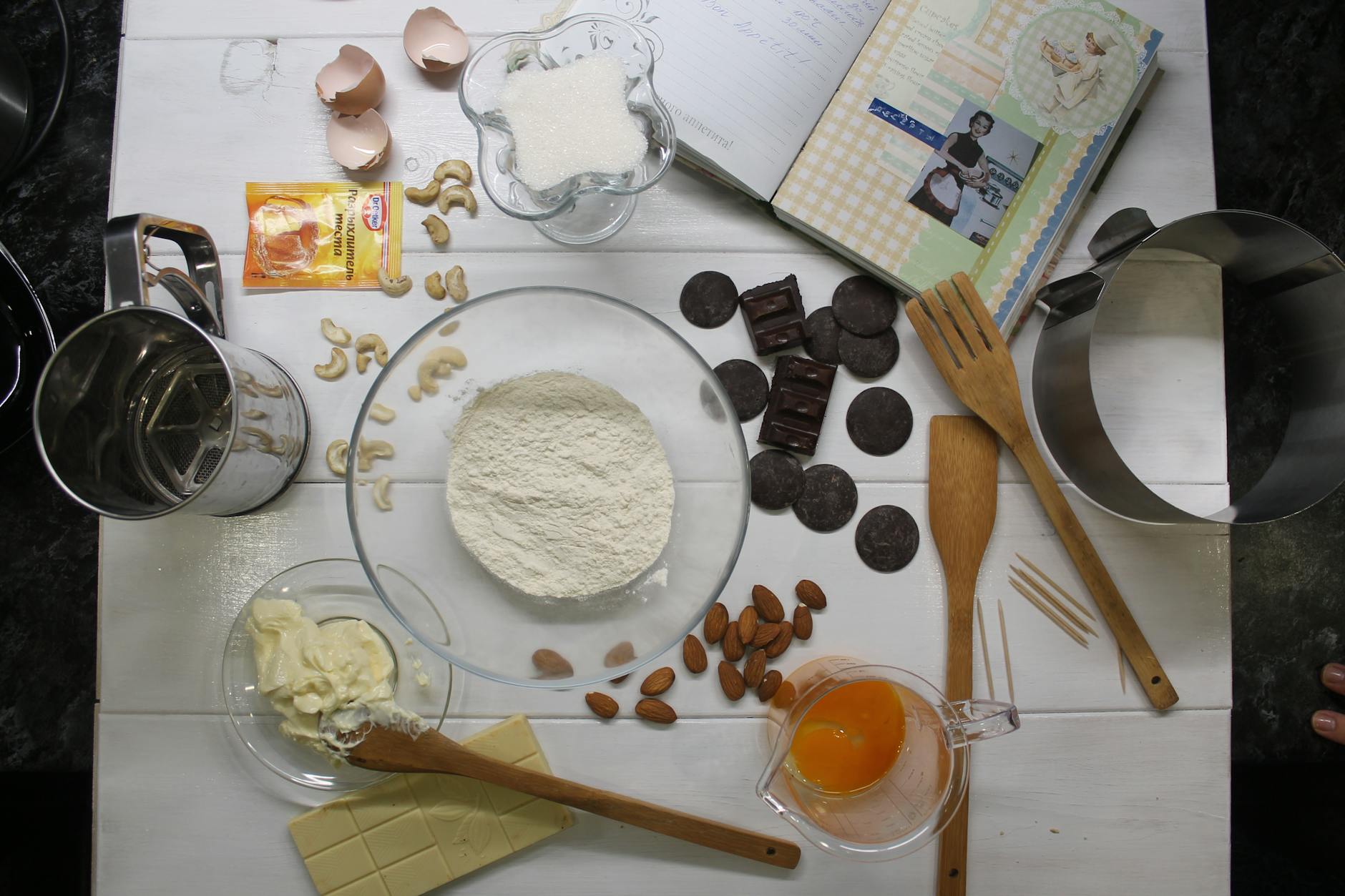 Składniki do pieczenia z sodą oczyszczoną widziane z góry