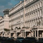 Ulica w centrum Londynu z klasycznymi kamienicami w słoneczny dzień