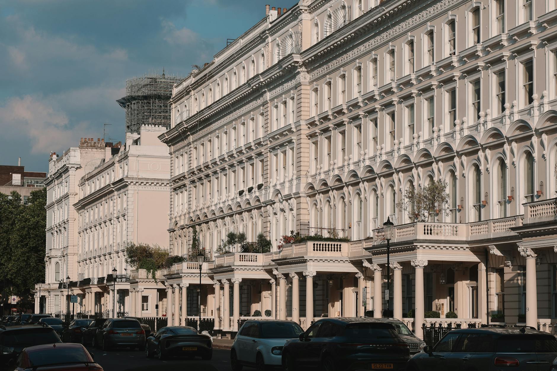 Ulica w centrum Londynu z klasycznymi kamienicami w słoneczny dzień
