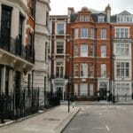 Wiktoriańska ulica w centrum Londynu z czerwonymi ceglastymi kamienicami