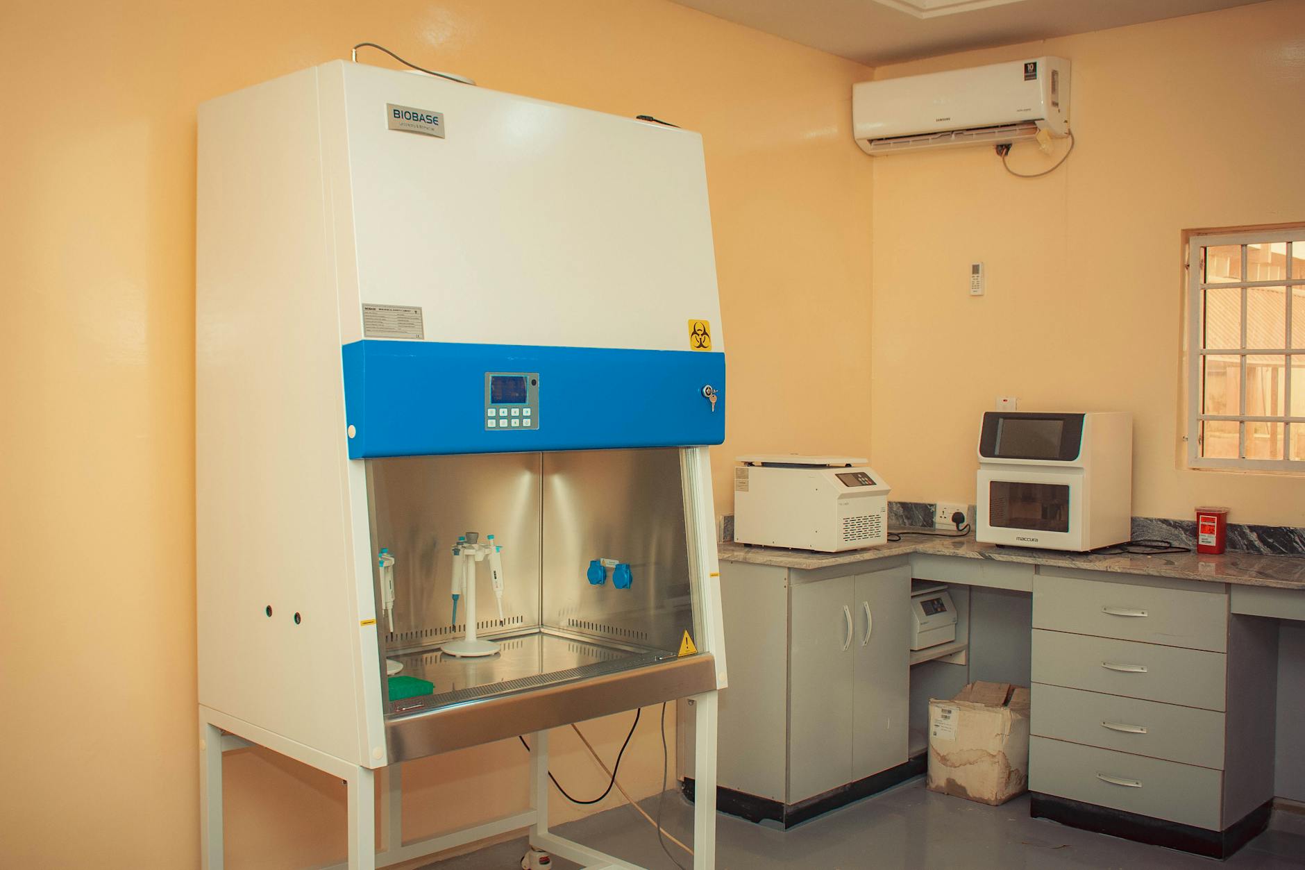 Nowoczesne laboratorium biochemiczne z aparaturą Biobase