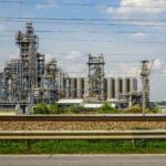 Duża austriacka fabryka chemiczna z siecią rur i aparaturą