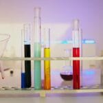 Kolorowe probówki z roztworami w nowoczesnym laboratorium chemicznym