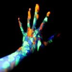 Chemia fluorescencji: dlaczego niektóre związki świecą w UV?