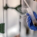 Jak rozpoznać niebezpieczne reakcje: pienienie, dymienie, gwałtowne ogrzanie