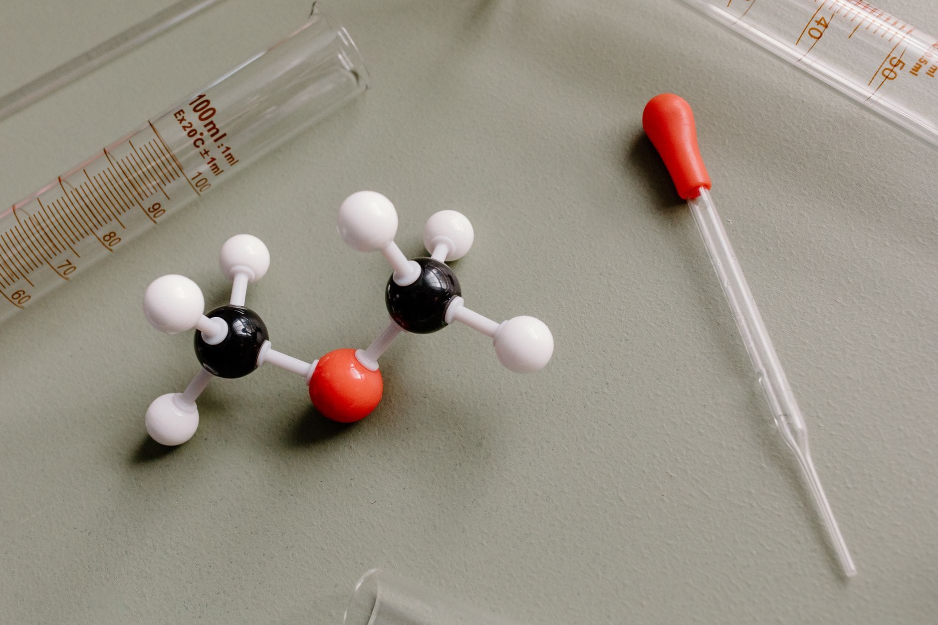 Zbliżenie sprzętu laboratoryjnego i modelu cząsteczki na blacie