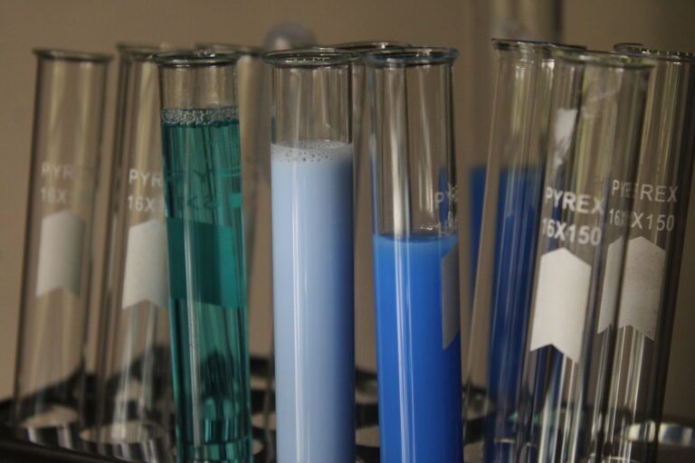 Kolorowe roztwory chemiczne w szklanych probówkach w laboratorium